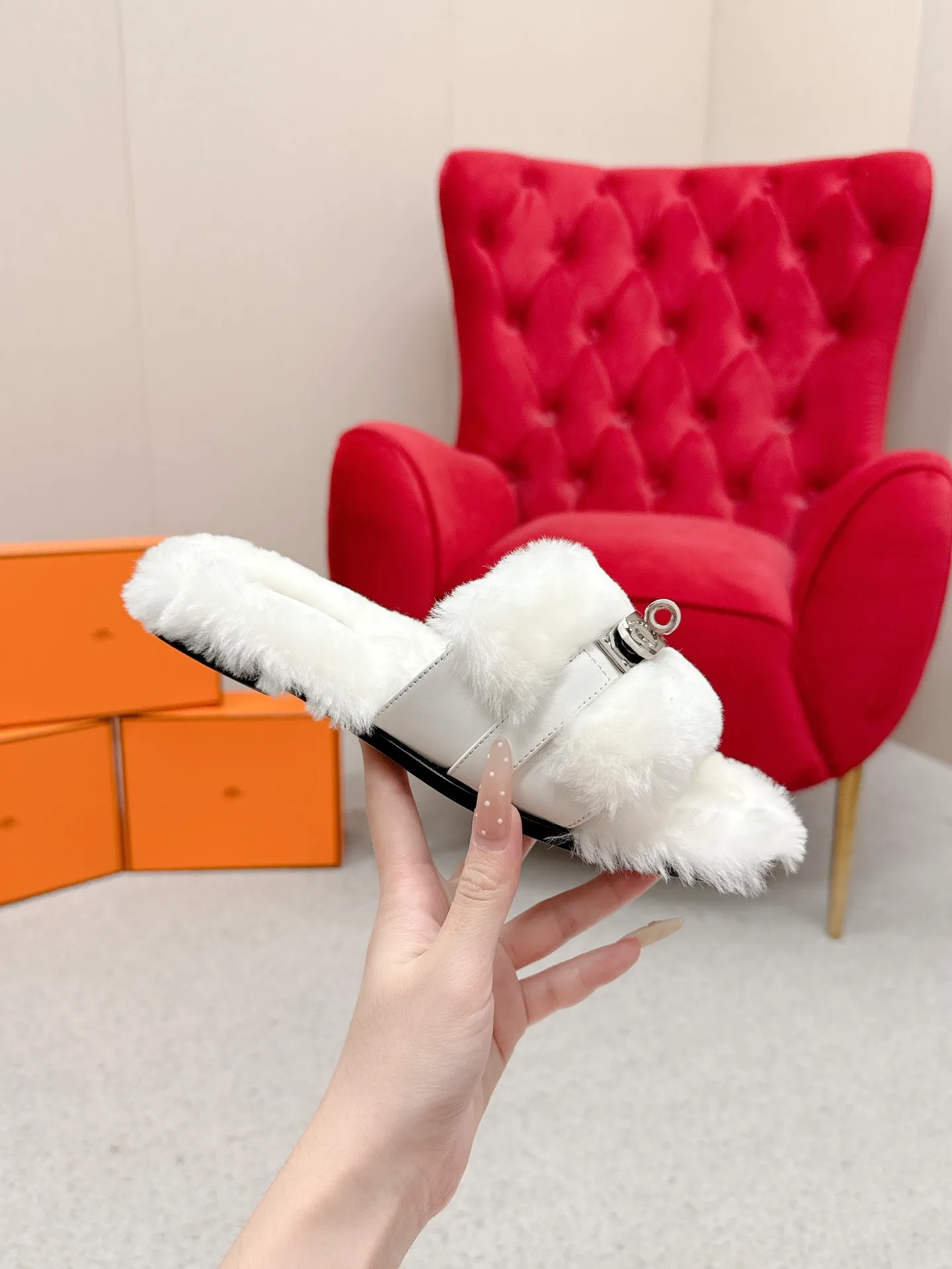 👟👟Ex-factory price 480👟👟 Hermes 🐎25/ Latest Autumn and Winter fur one-piece fur slippers KeIIy locks are embellished on the uppers with palladium plating to reflect low-key light. This year’s fabrics are made of lamb wool, which is fluffy and cute. It feels like stepping on clouds. Wear it barefoot or with socks, it is very fashionable 🎁 Paired with suit pants, it is an invisible shirt in the workplace. Echoing the knitted skirt, it has become a standard accessory for lazy afternoons. Pair it with jeans for a more casual style. ✔️Fabric: wool ✔️Inner lining: imported lamb wool ✔️Sole: original leather sole ✔️Size: #35-42 (customized at 40.41.42)